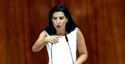 vádolja