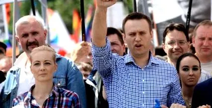 според