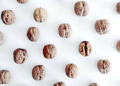 които