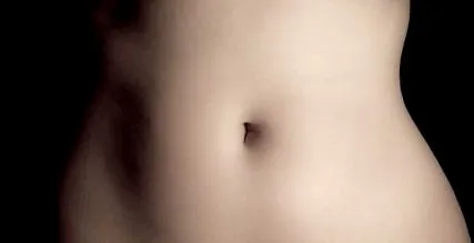 може