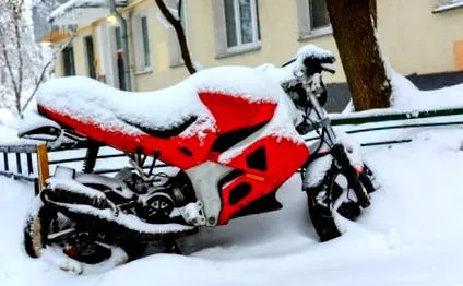 януари