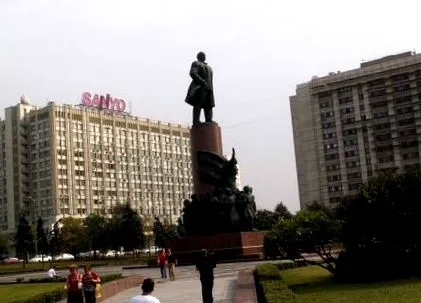 російську