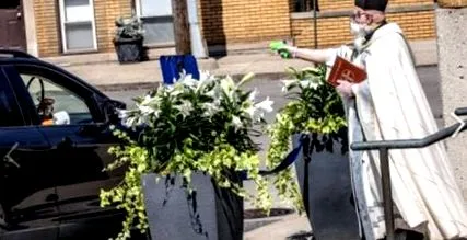 шанувальників благословляє