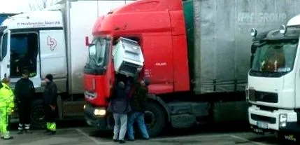 който