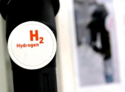 három