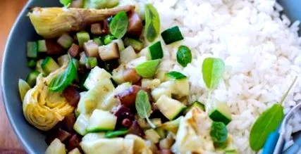 відкриває