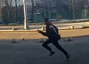 йому