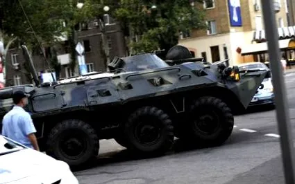într-un