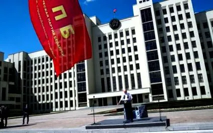 хитається