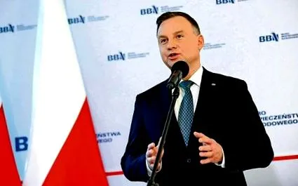 встановлює