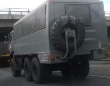 către către