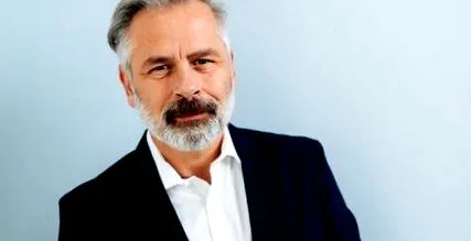 éves korában