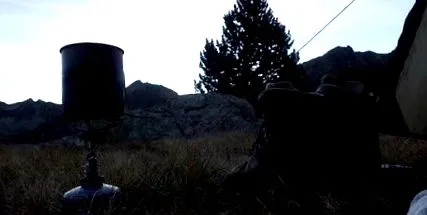 într-o