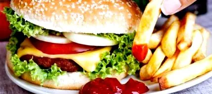 cheeseburger-cartofi prăjiți-cola