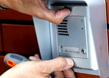 instalează interfon