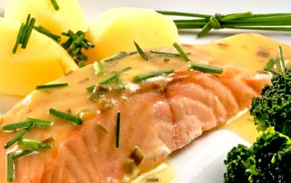 többek között