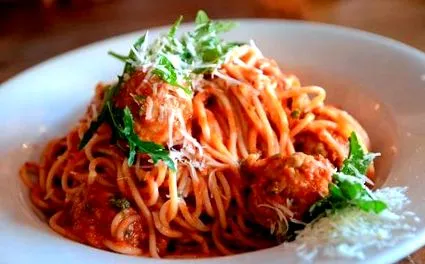 Spagetti húsgombóccal