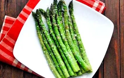 spárga parmezánnal