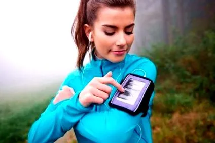 azáltal hogy