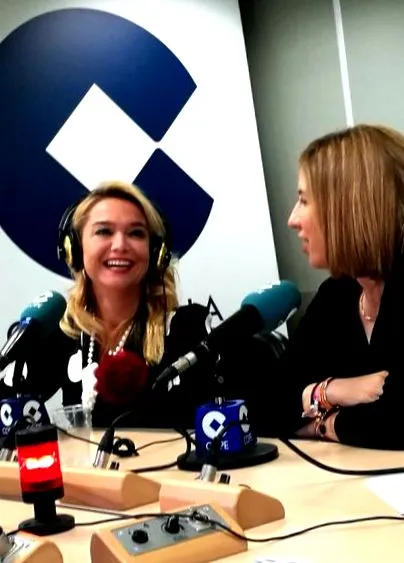 разказва