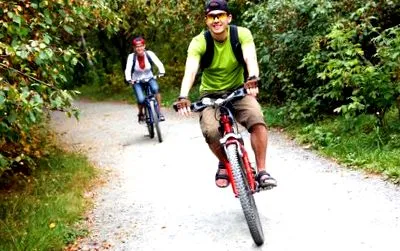 pedalează