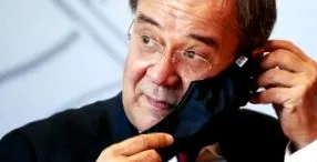 august către