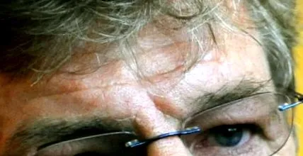 către august