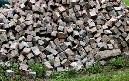 macskakövekről