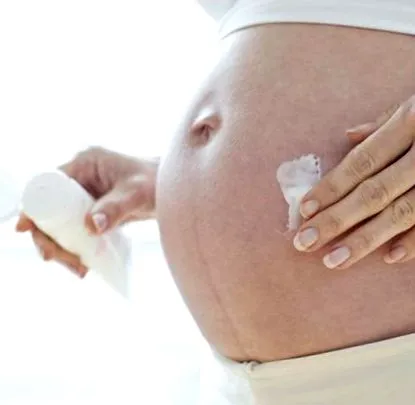 într-o
