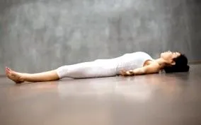 според