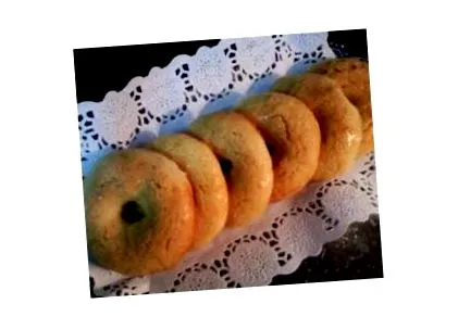 írta