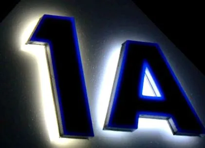 afișează