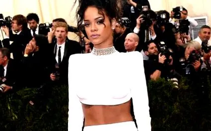 rihanna megmutatja