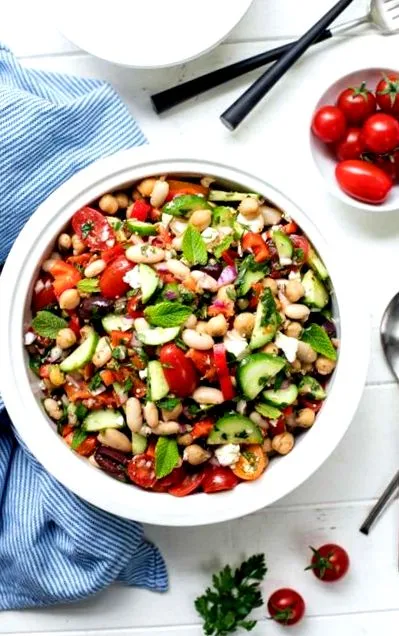 salată mediteraneană