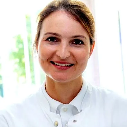 három