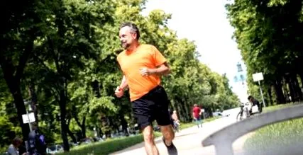 menține
