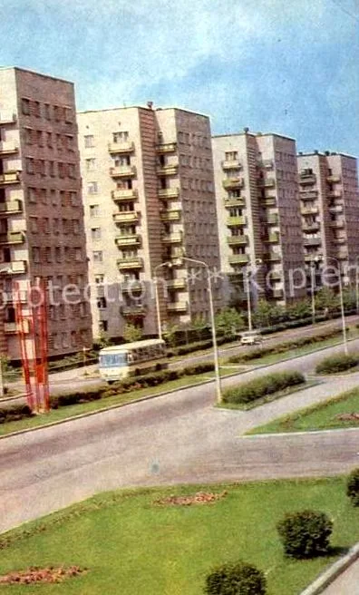 строителеј