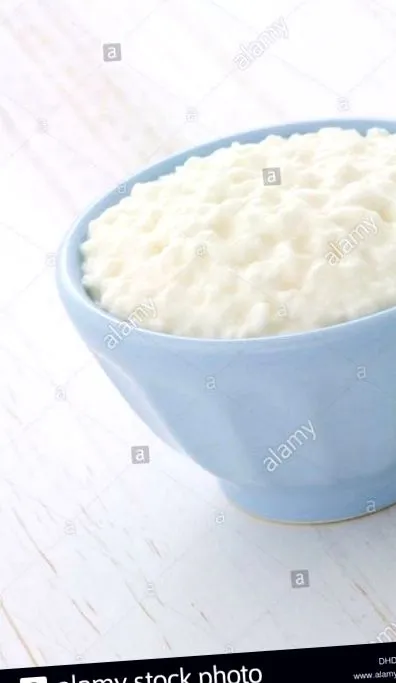 може