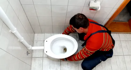 працює