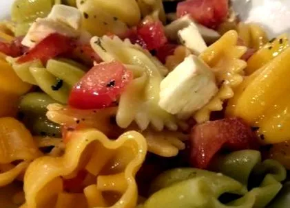 Caprese stílusú tésztasaláta