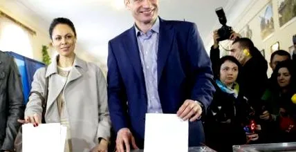 știri