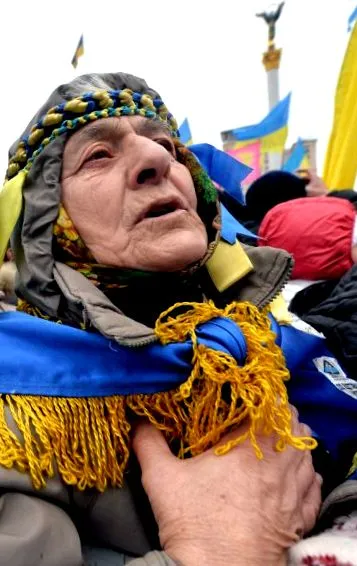 втрачає