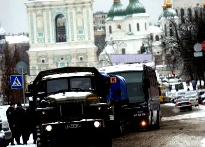 втрачає