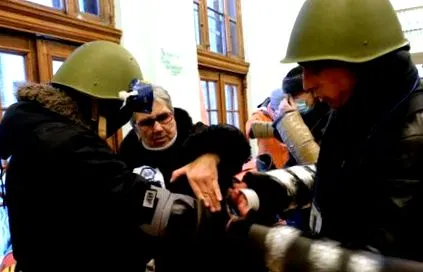 бути посередником