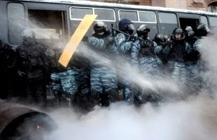 втрачає