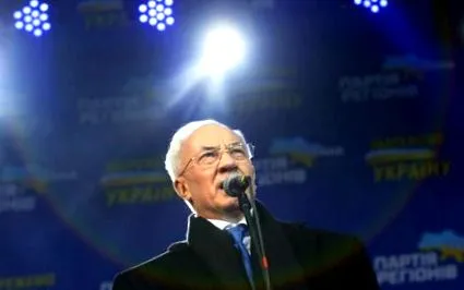 бути посередником