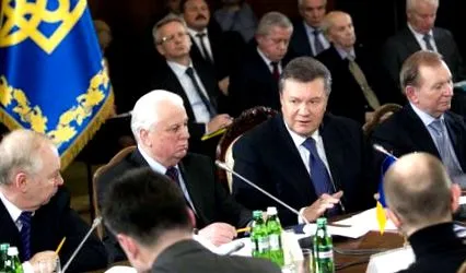 втрачає