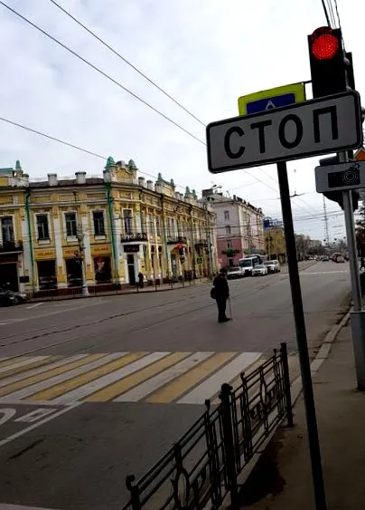 într-o