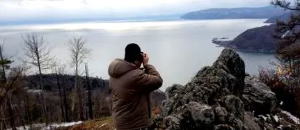 într-o