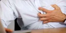 може